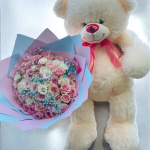 Rosas y oso de peluche