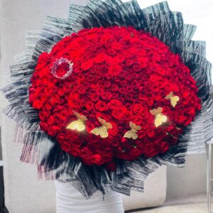 Ramo de 500 rosas con corona