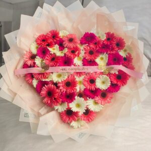 Ramo de 50 gerberas en forma de corazón