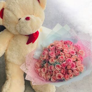 Rosas y oso de peluche