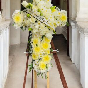 Cruz de flores blancas